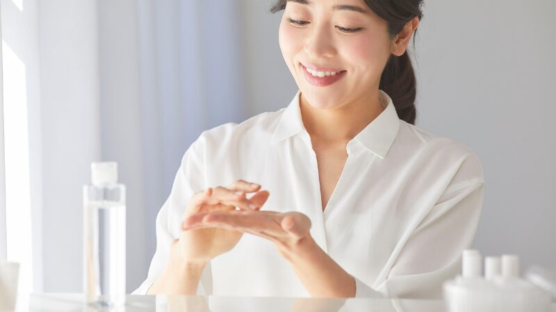 コスメを試しているイメージ画像