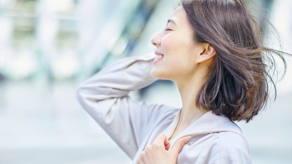 メイクが決まると晴れやかになる大人女性のイメージ画像