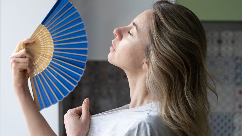 止まらない汗に悩む女性のイメージ画像