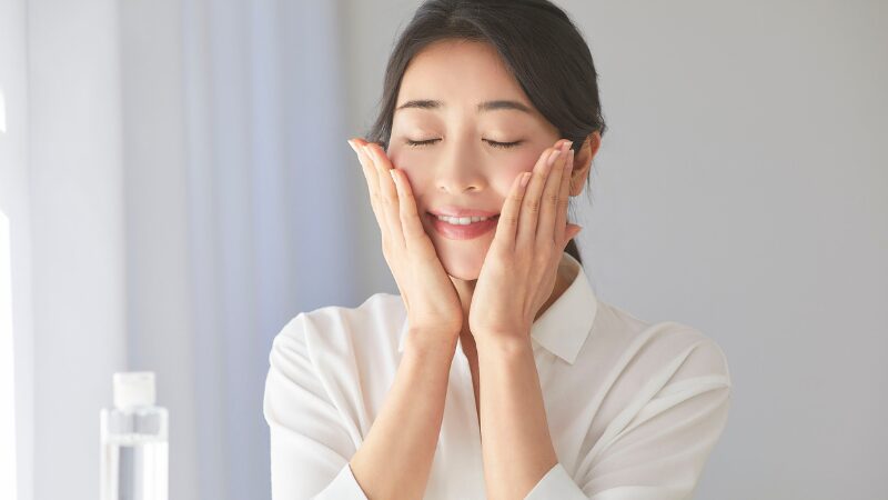化粧水で保湿をする女性のイメージ画像
