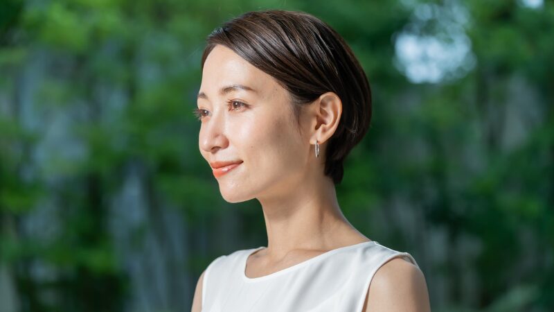 2025年秋冬の新常識「大人のツヤ肌」に合うイメージ画像