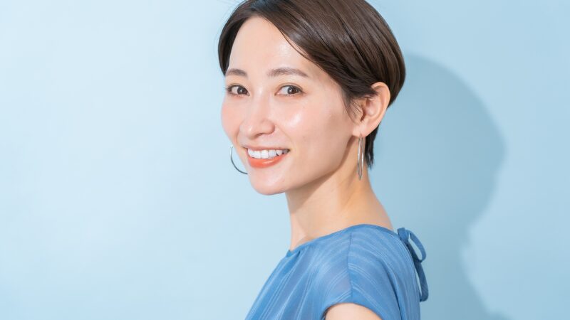 2025年夏・透明感のあるベースメイクに合う明るく健康的な肌イメージ画像
