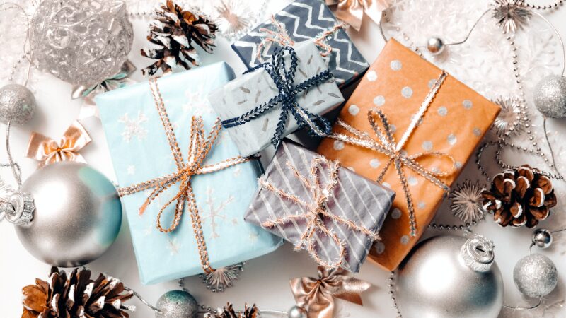 大人向け上品なクリスマスプレゼントのイメージ画像