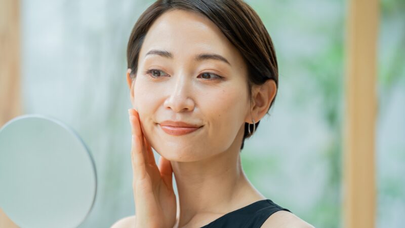 うるおい肌のイメージ写真（黒KANEBOレビュー用）