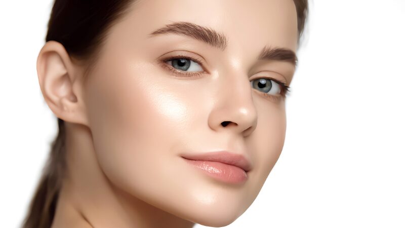 上品なツヤと光をコントロールしたベースメイクの仕上がりイメージ