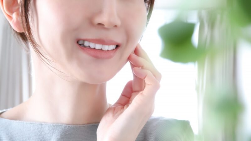 トレンドのリップを取り入れて笑顔になる大人女性のイメージ