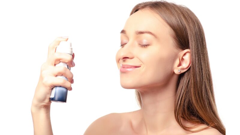 スプレー化粧水で保湿をして潤いをキープ