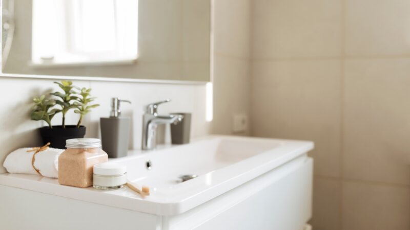 「ダーマアンサー スキンブースティング セラムミスト」を置いておく洗面台のイメージ