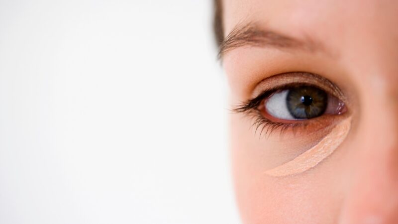 目の下にコンシーラーを使うイメージ画像