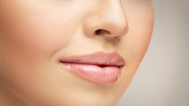 しっとり潤いのあるふっくらと仕上がるリップメークのイメージ画像