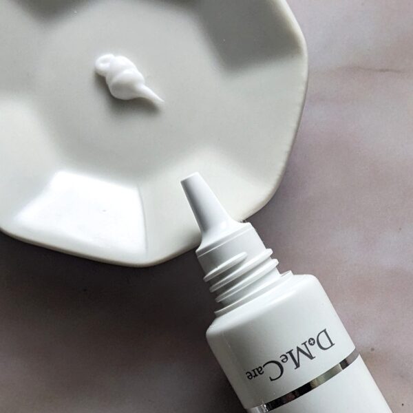 DoMeCareアゼレストクリームのなめらかなテクスチャーがわかる接写画像