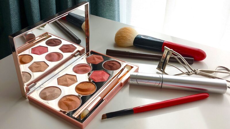 ベージュ系アイシャドウを主役にしたアイメイクアイテム一式のイメージ画像