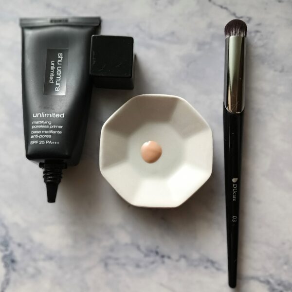 毛穴落ちを防ぐためにはシュウウエムラ「アンリミテッドポアレスプライマー」は指ではなくブラシが正解