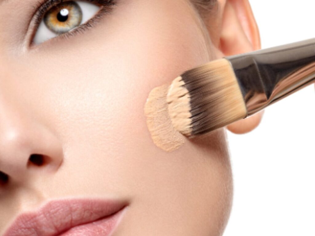 ファンデーションをブラシでつけるイメージ画像