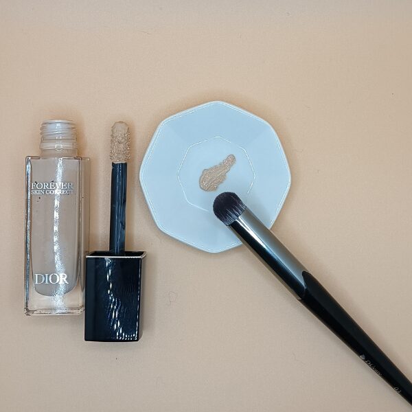 DIOR「ディオールスキン フォーエヴァー スキン コレクト コンシーラー」と愛用中のブラシ私物画像