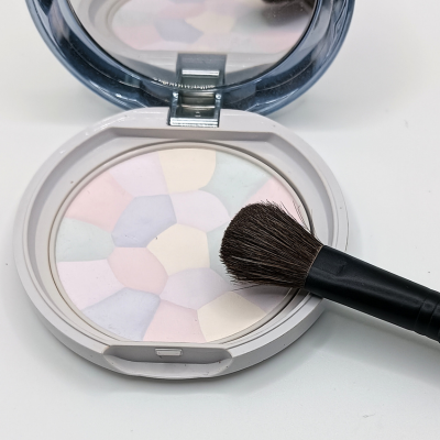 フィックス用のキャンメイク「イルミネイティングフィニッシュパウダー ～Abloom～ [01]」とブラシの私物画像