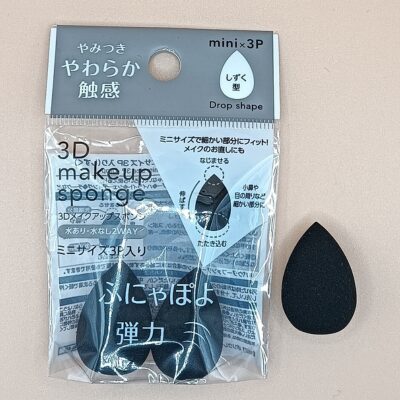 肌との境目をぼかすために使う100円ショップで購入したミニサイズのスポンジ
